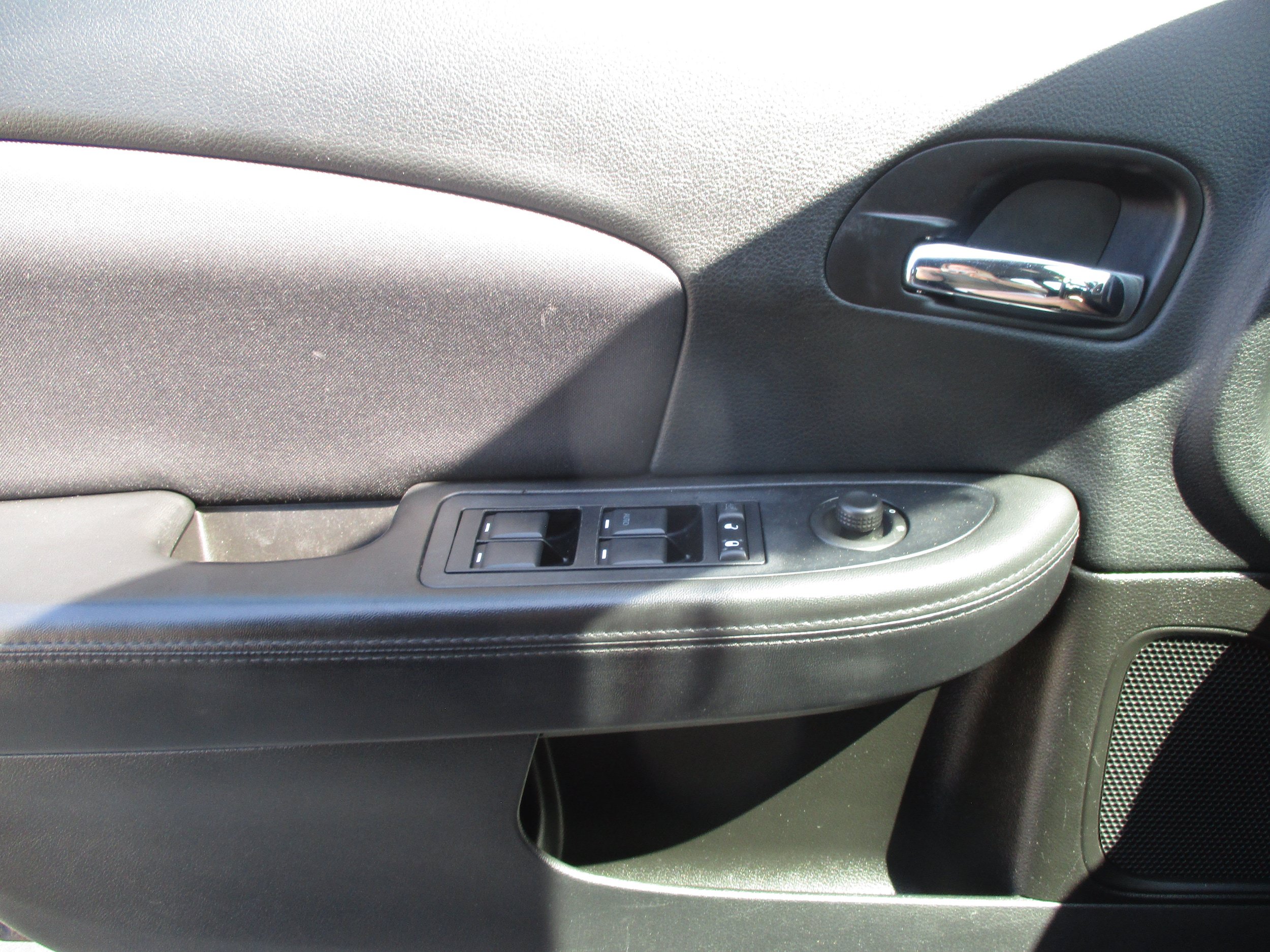 Used 2014 Chrysler 200 LX FWD image 19