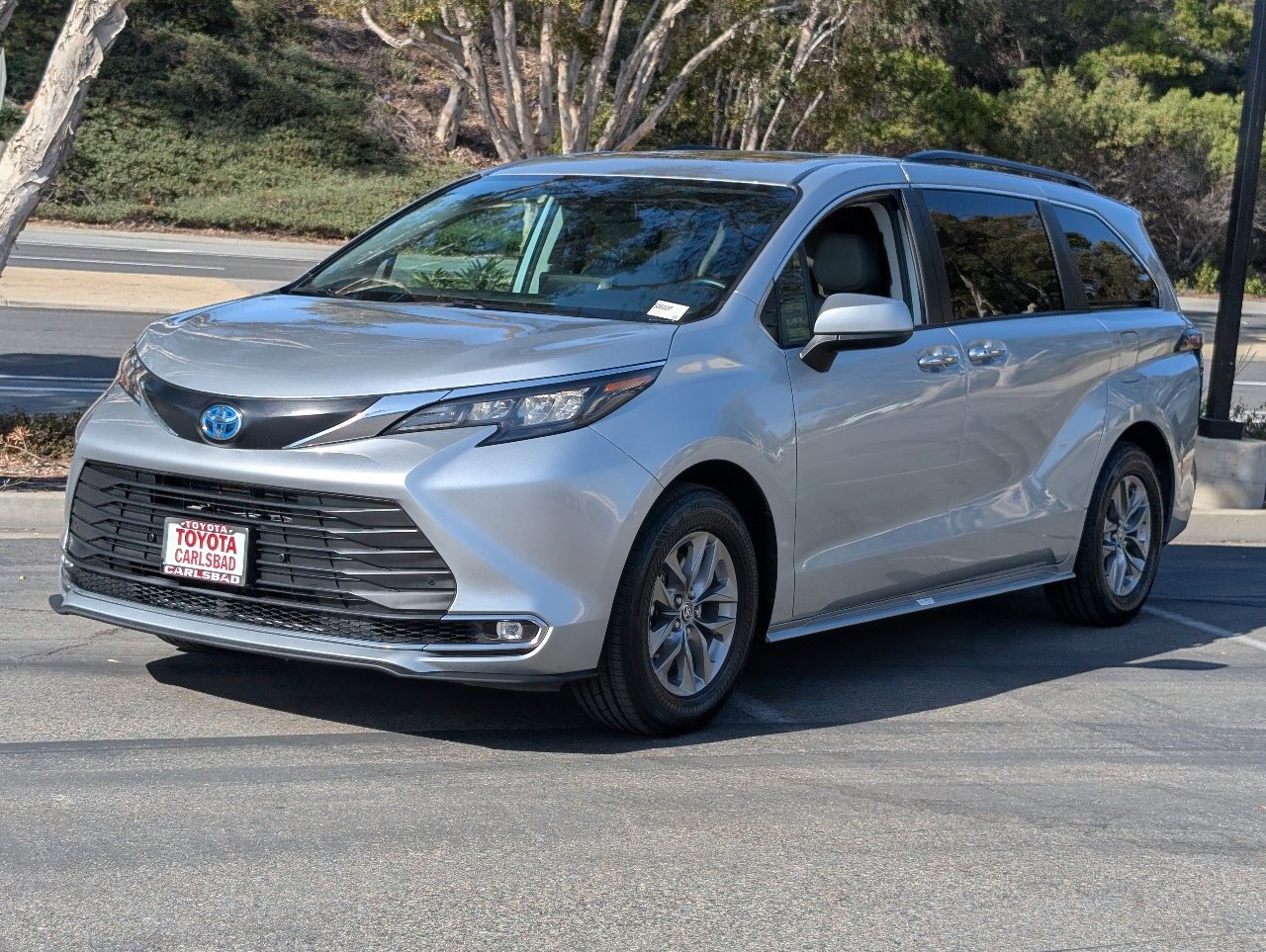 Used 2024 Toyota Sienna XLE image 12
