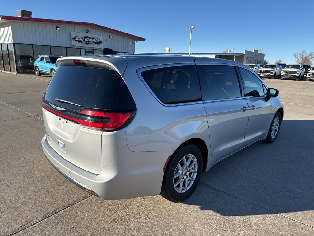 Used 2024 Chrysler Pacifica Touring-L image 7