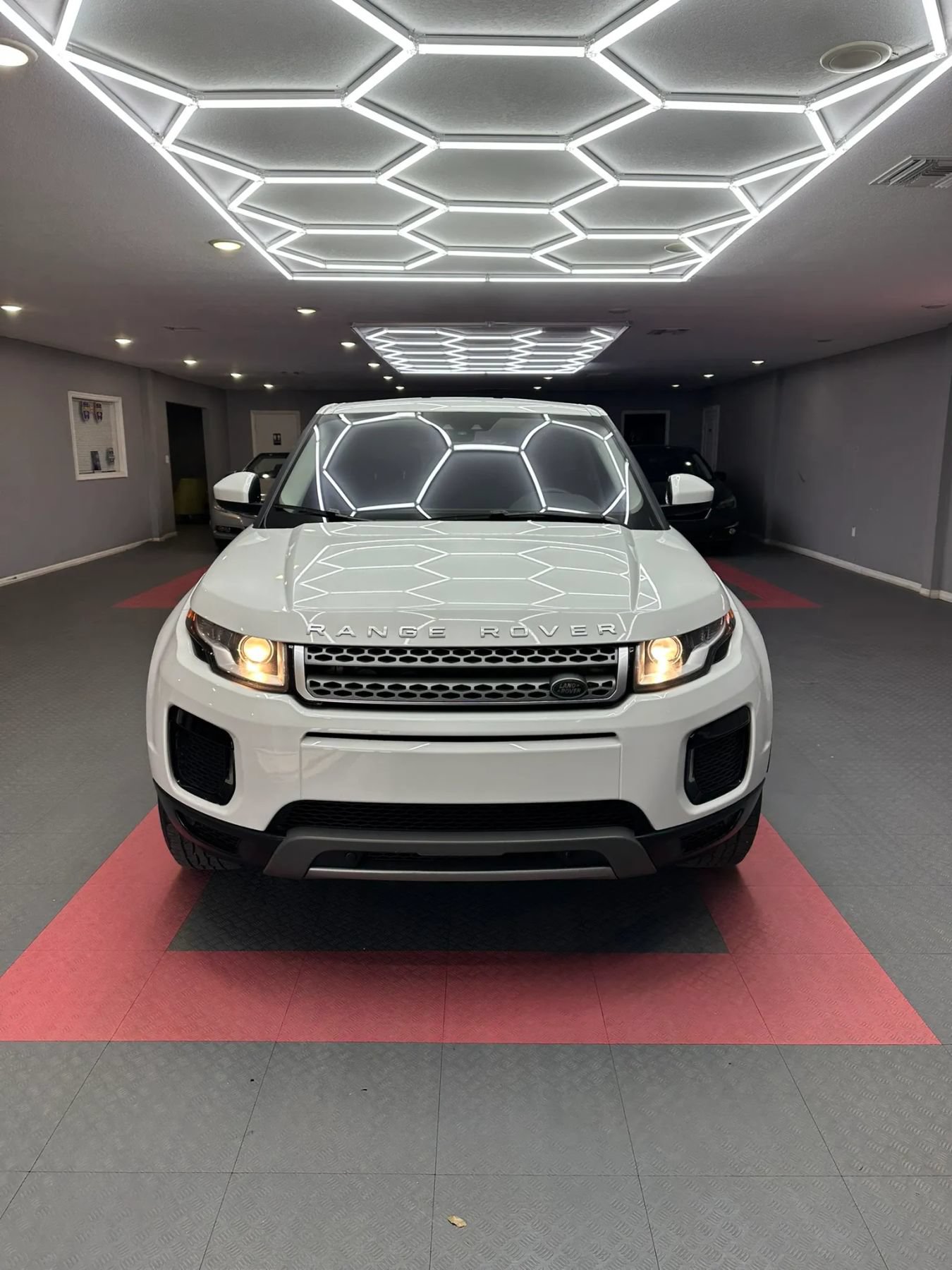 Used 2019 Land Rover Range Rover Evoque SE AWD/4WD image 8