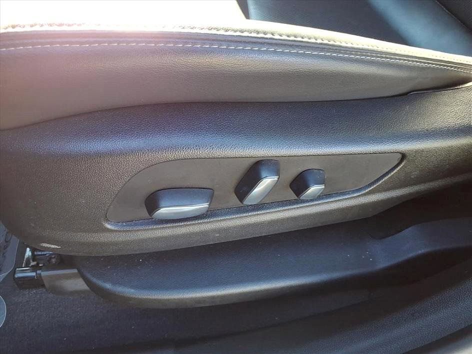 Used 2025 Cadillac XT6 Premium Luxury image 19