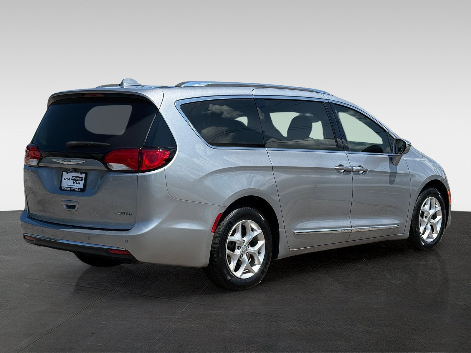 Used 2020 Chrysler Pacifica Limited FWD image 5