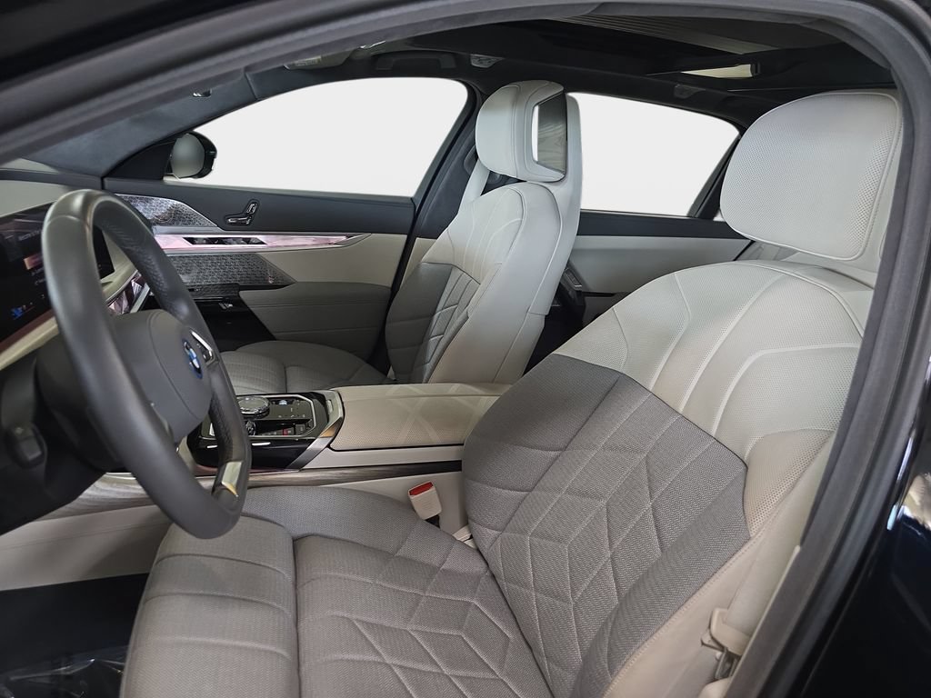 Used 2023 BMW i7 xDrive60 AWD/4WD image 17