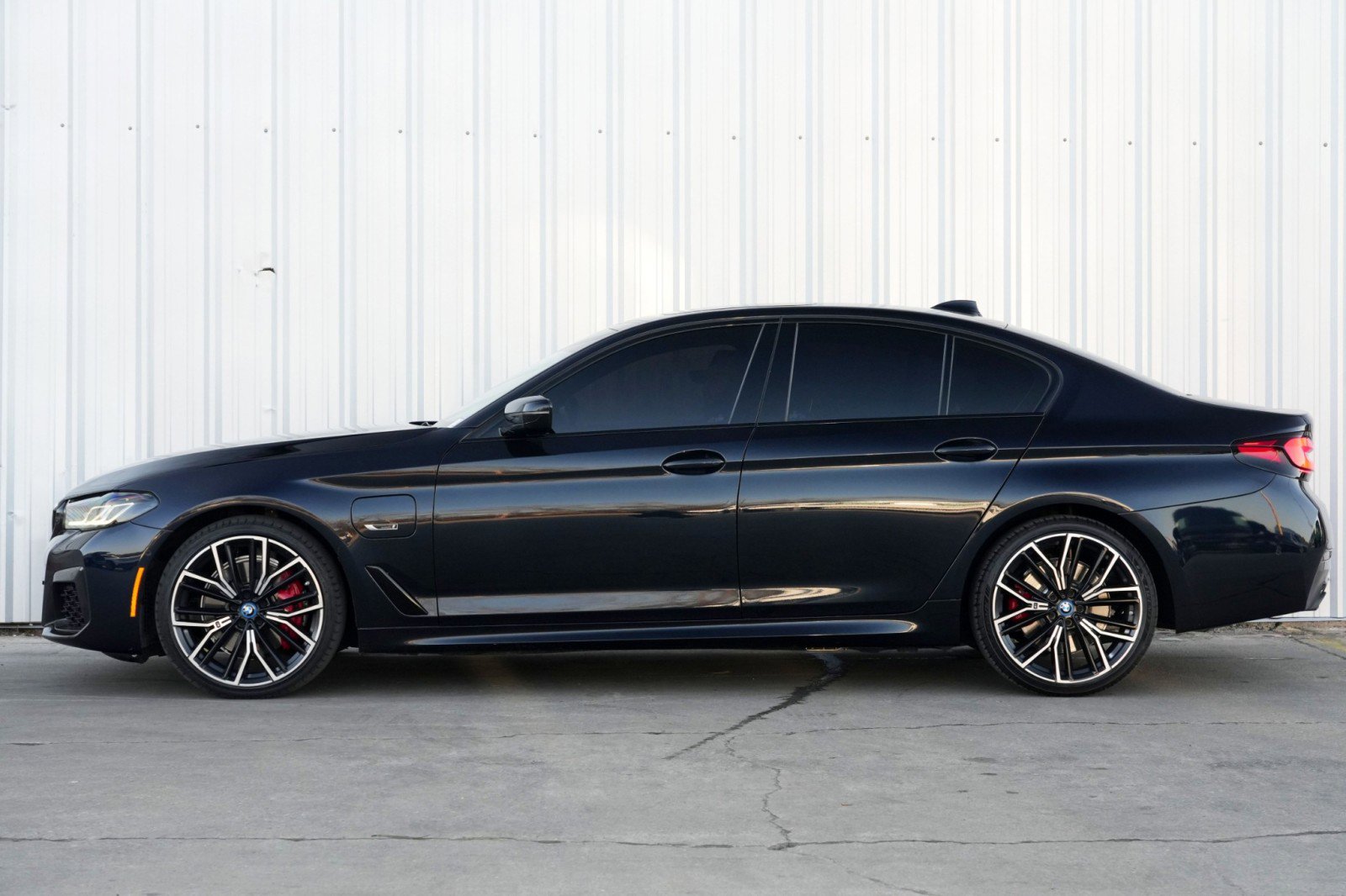 Used 2022 BMW 530e w/ Premium Package RWD image 8