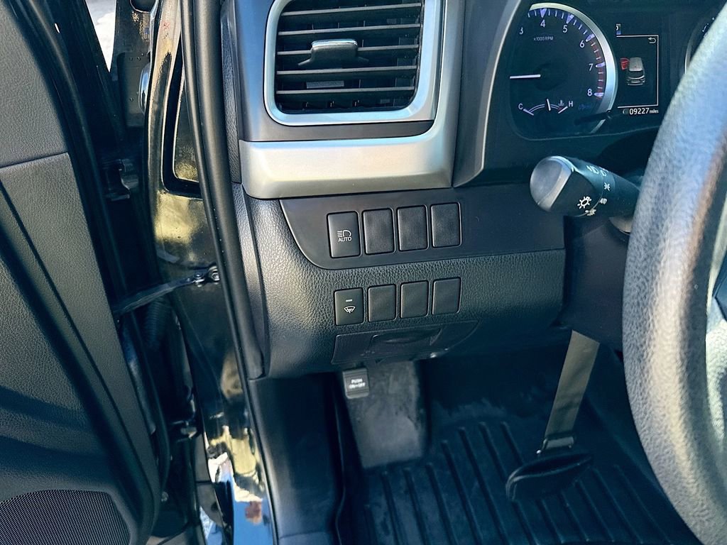 Used 2019 Toyota Highlander LE image 10