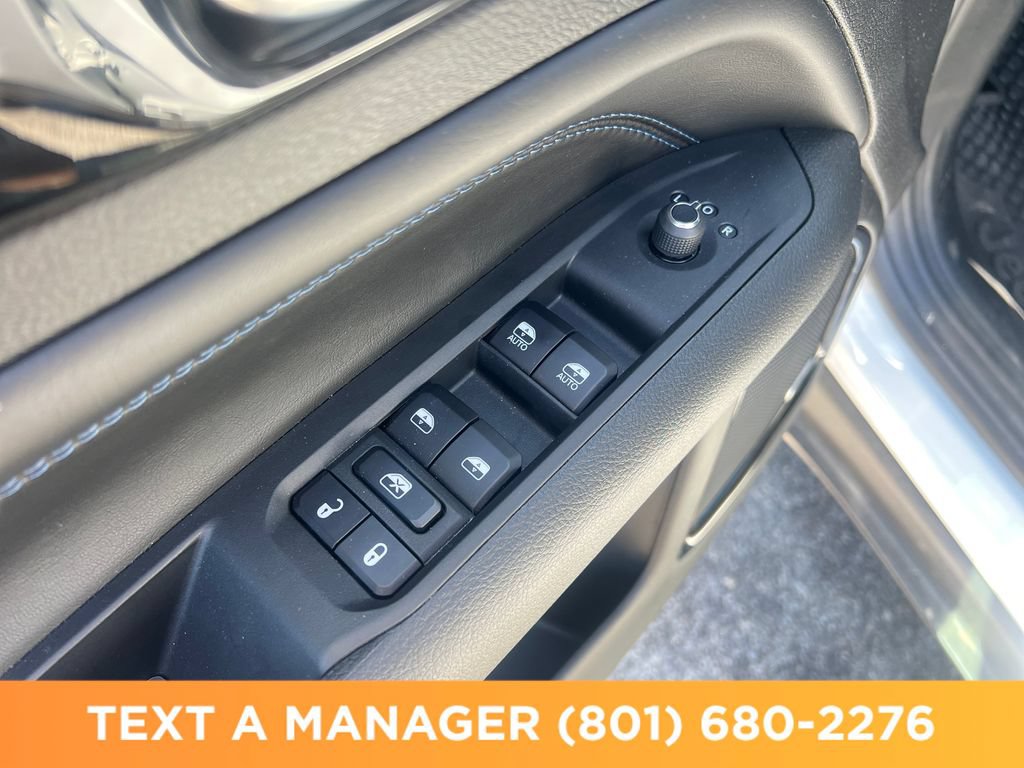 Used 2025 Jeep Compass Latitude w/ Sun & Sound Group AWD/4WD image 11