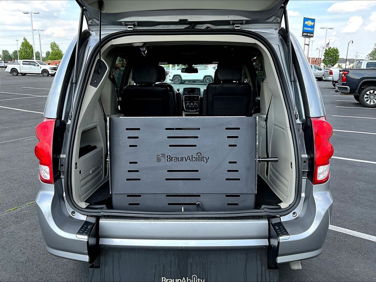 Used 2020 Dodge Grand Caravan SXT FWD image 36