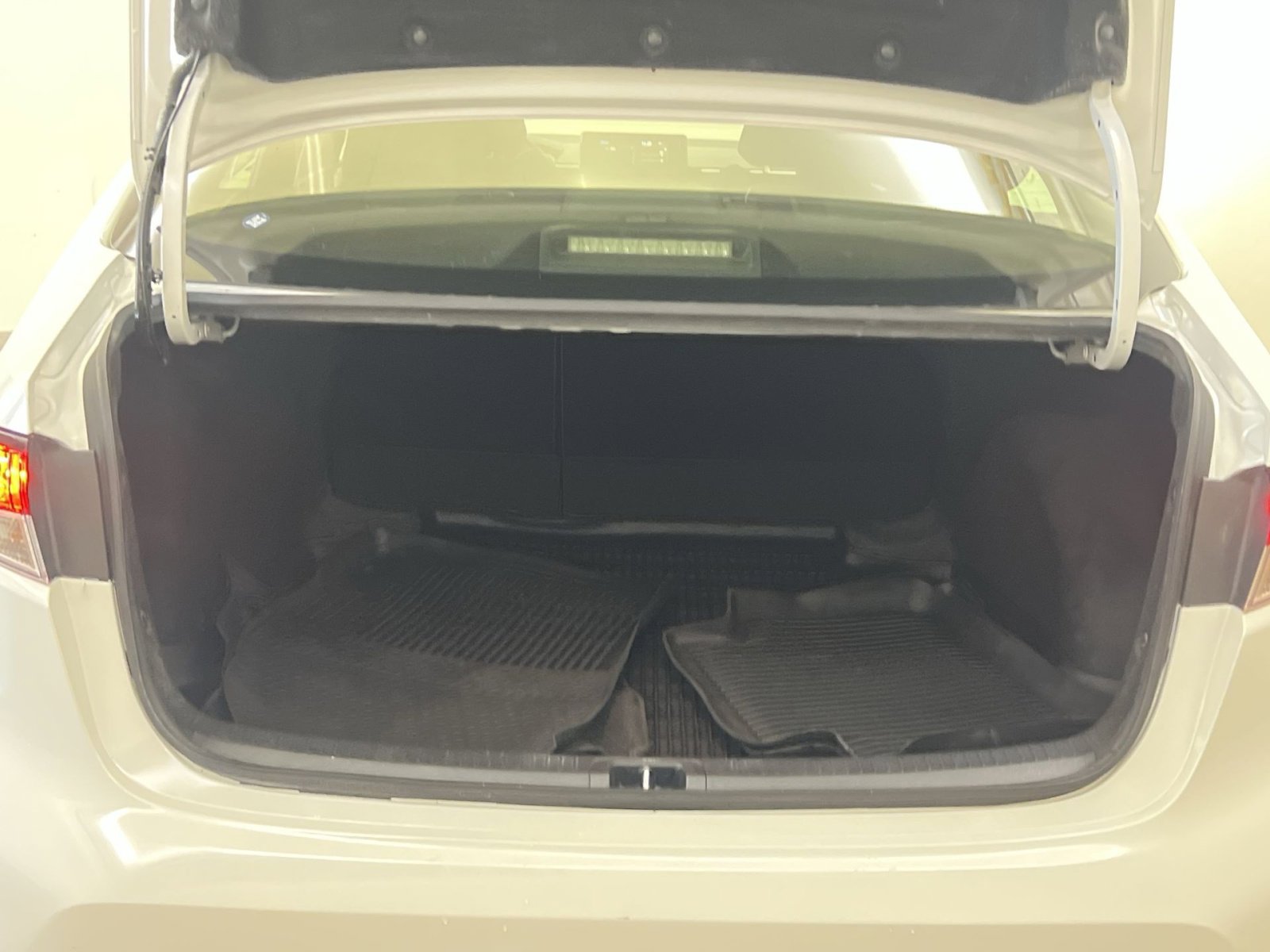 Used 2022 Toyota Corolla LE image 23