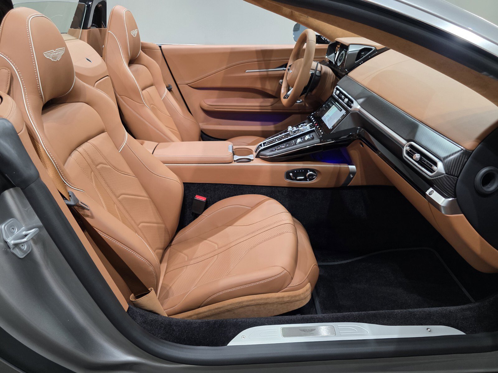 New 2026 Aston Martin V8 Vantage Roadster RWD image 18