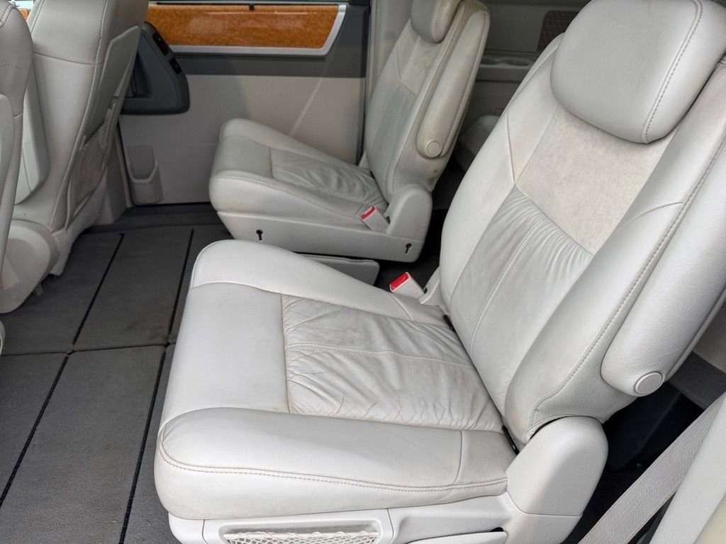 Used 2010 Chrysler Town & Country Limited image 11