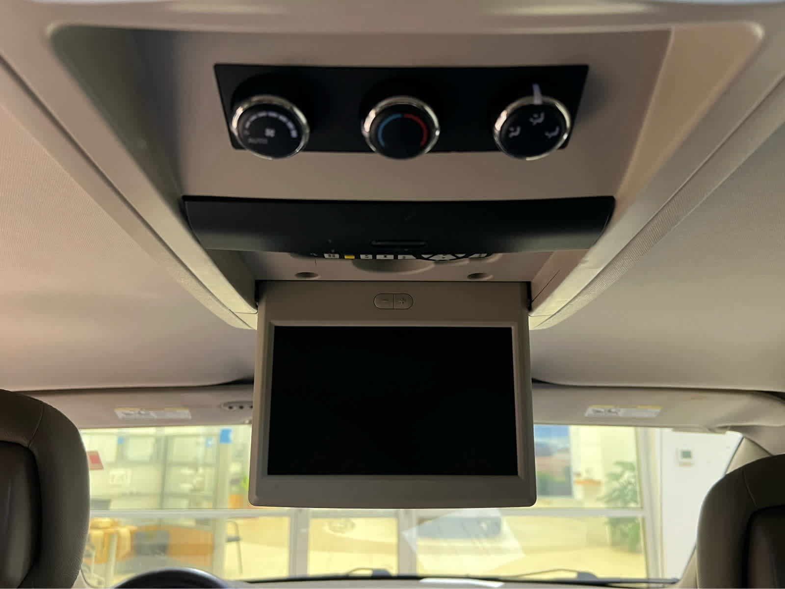 Used 2015 Chrysler Town & Country Touring-L w/ Driver Convenience Group FWD image 9