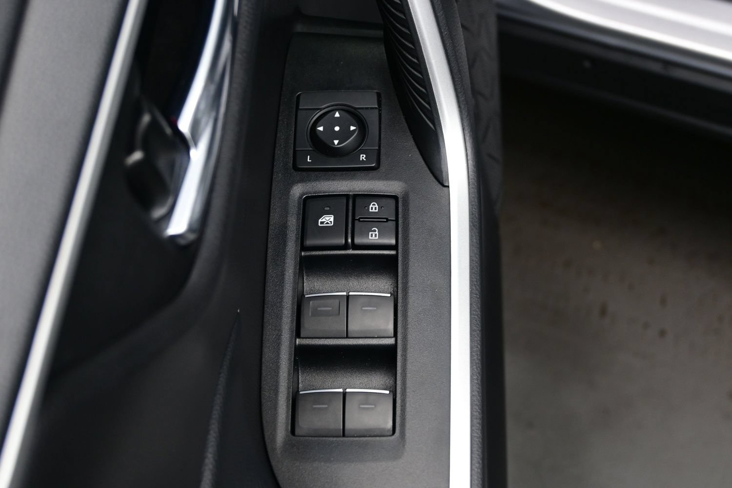Used 2022 Toyota RAV4 XLE w/ Convenience Package AWD/4WD image 10