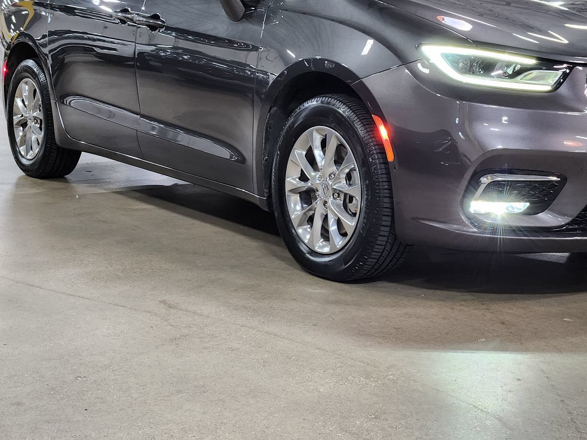 Used 2022 Chrysler Pacifica Touring-L w/ Uconnect Theater Family Group AWD/4WD image 16