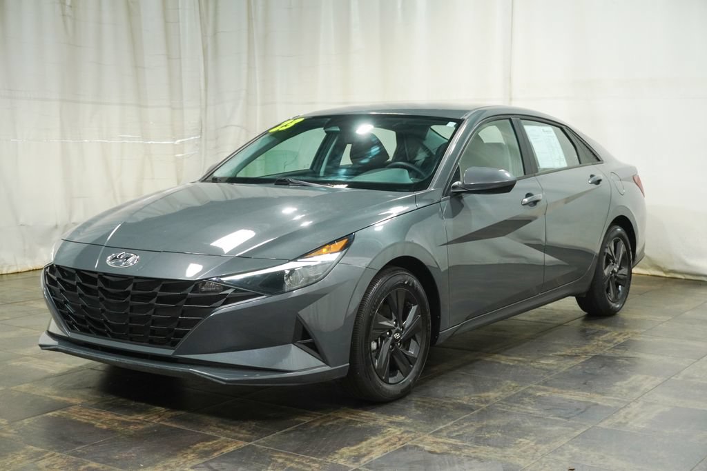 Used 2023 Hyundai Elantra SEL w/ Preferred Accessory Package FWD image 2