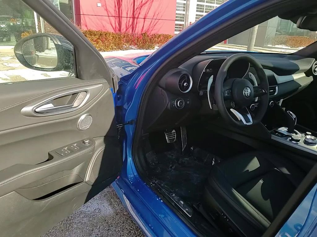 New 2025 Alfa Romeo Giulia AWD image 19