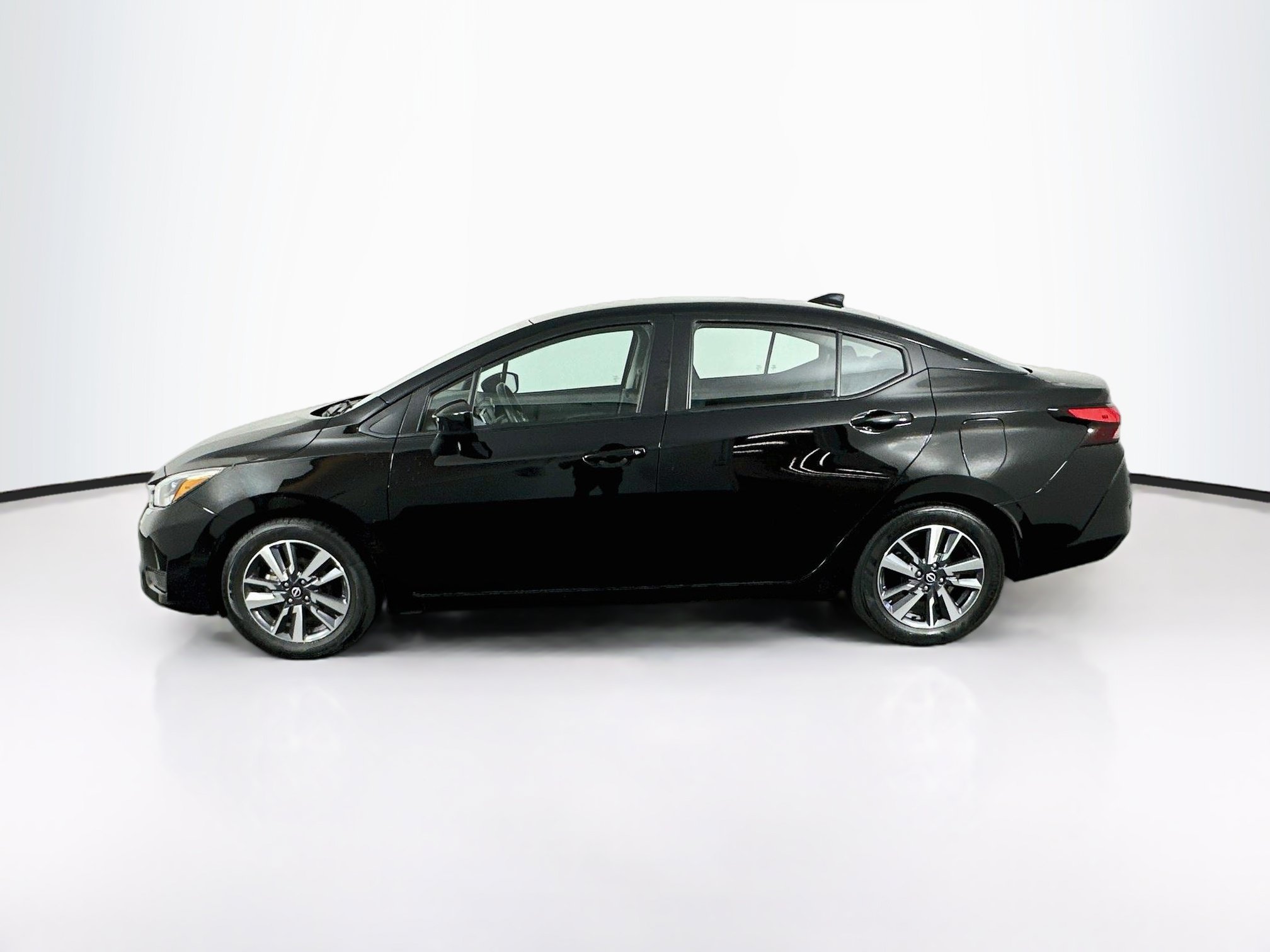 Used 2025 Nissan Versa SV FWD image 4