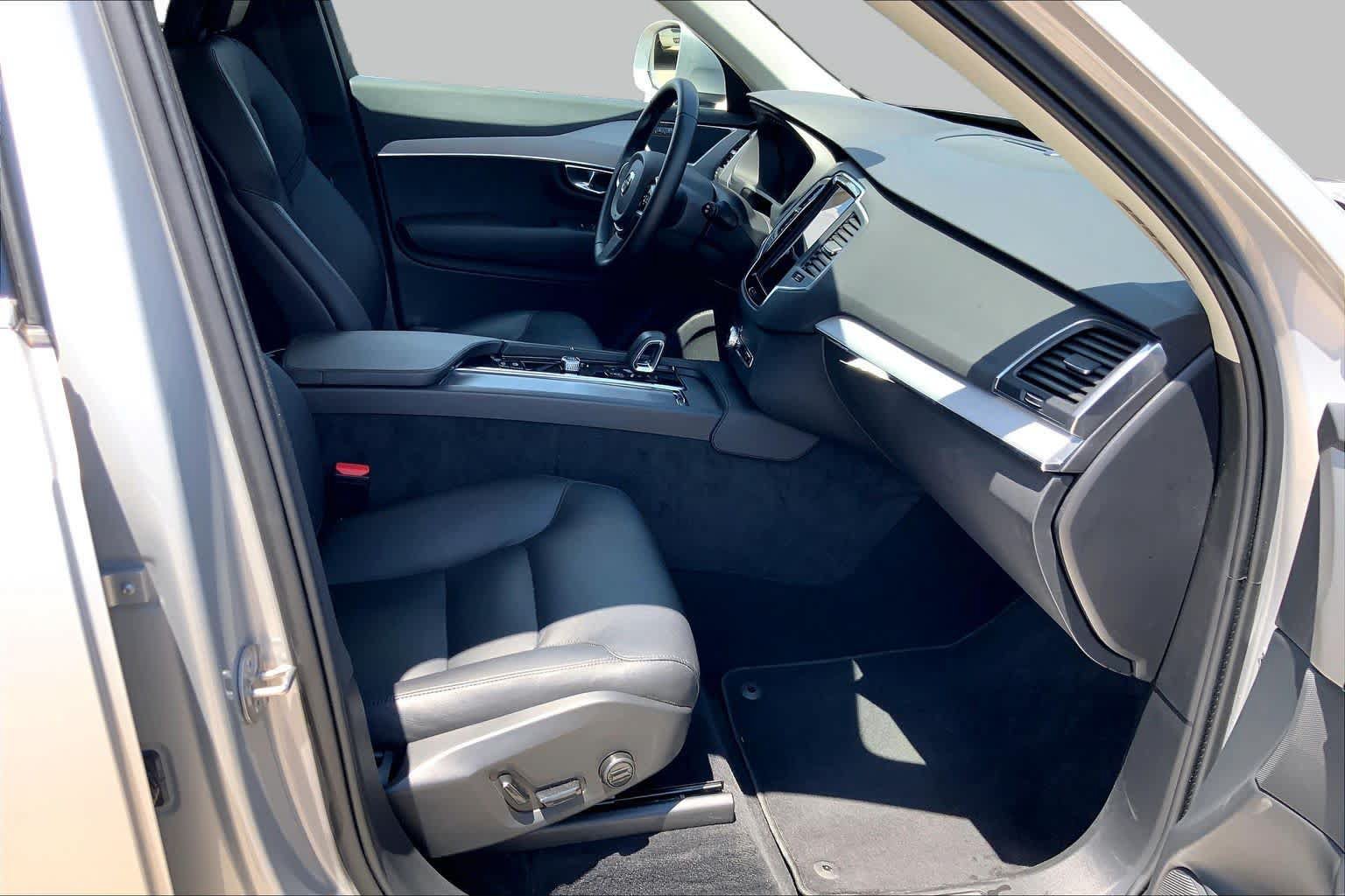 Used 2025 Volvo XC90 B5 Core AWD/4WD image 9