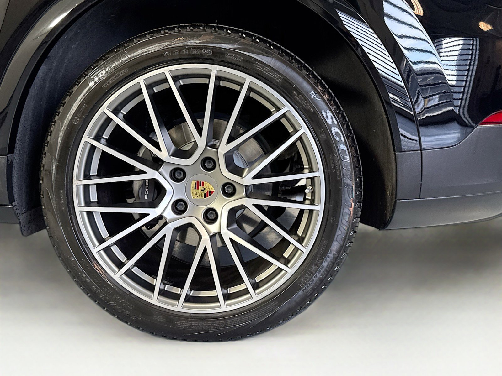 Used 2023 Porsche Cayenne Platinum Edition image 25