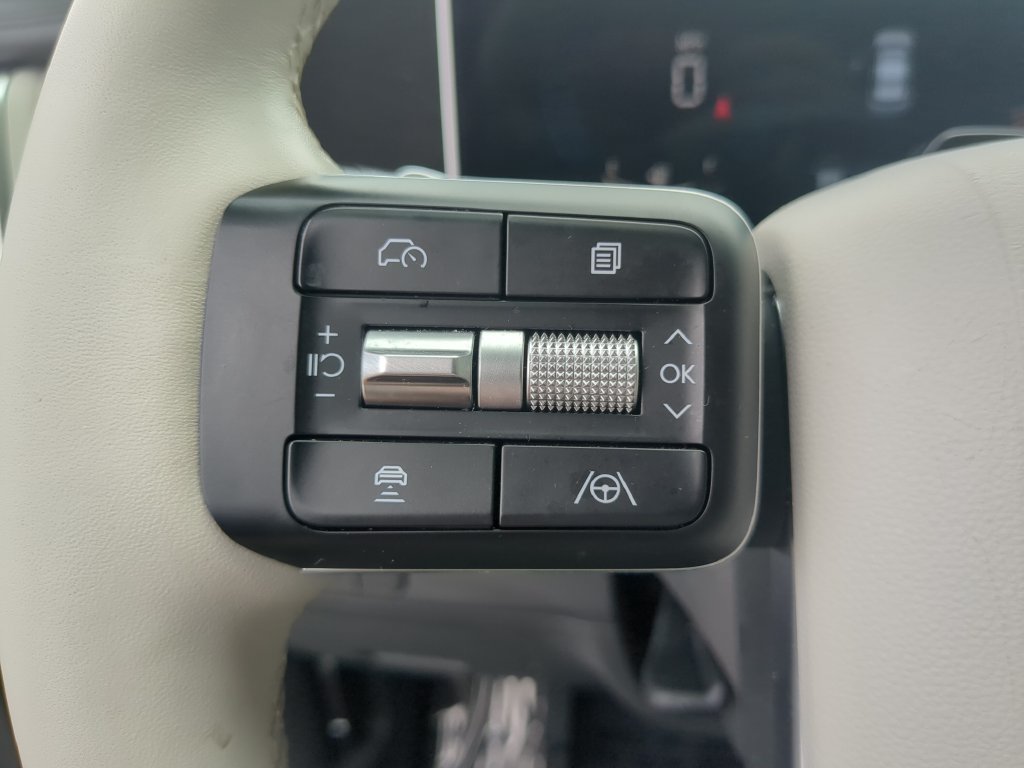 Used 2025 Hyundai Santa Fe SEL FWD image 25