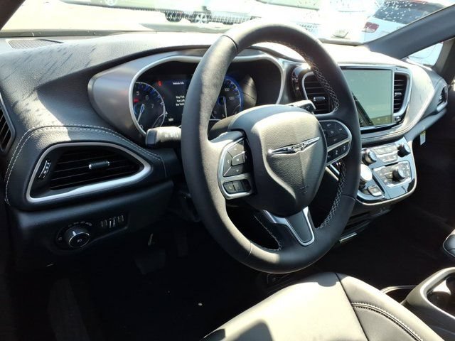New 2026 Chrysler Pacifica Select AWD/4WD image 6