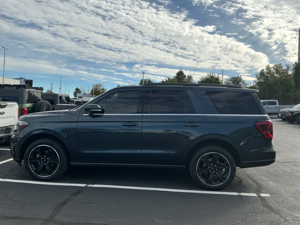 Used 2022 Ford Expedition Limited AWD/4WD image 7