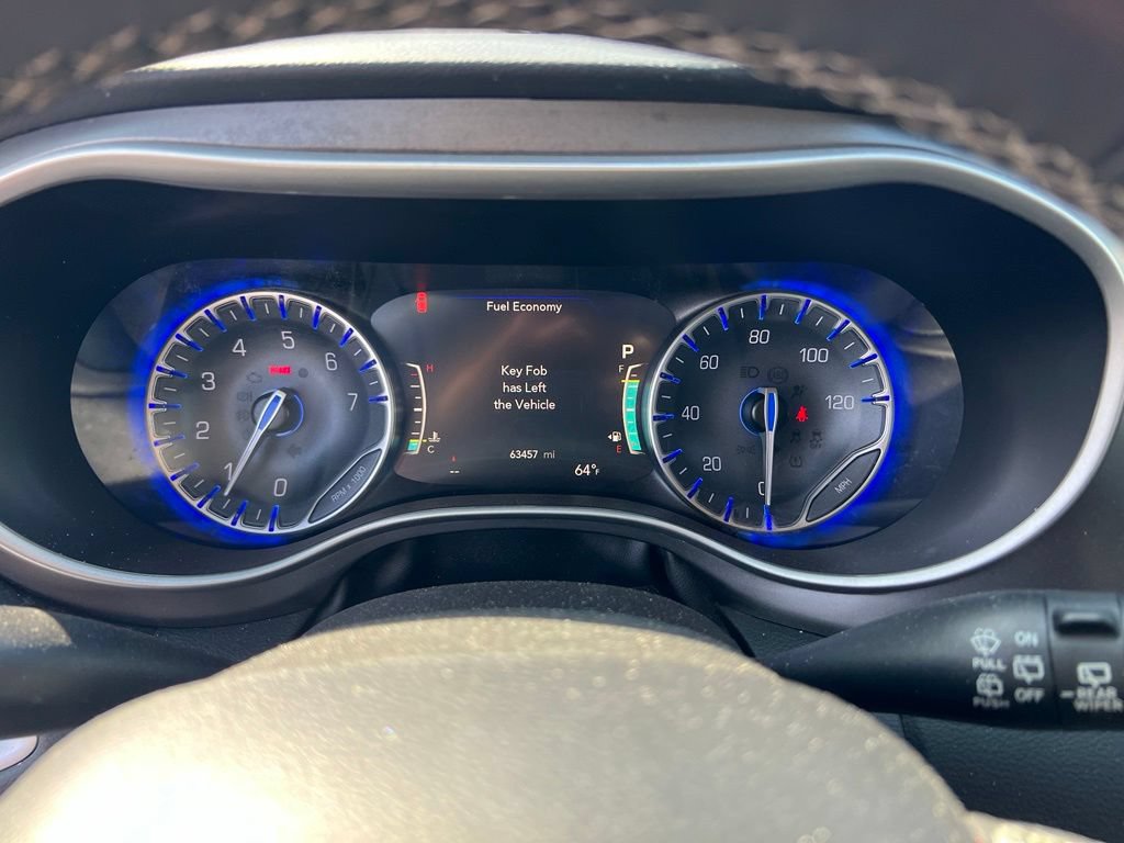 Used 2023 Chrysler Pacifica Touring-L FWD image 19