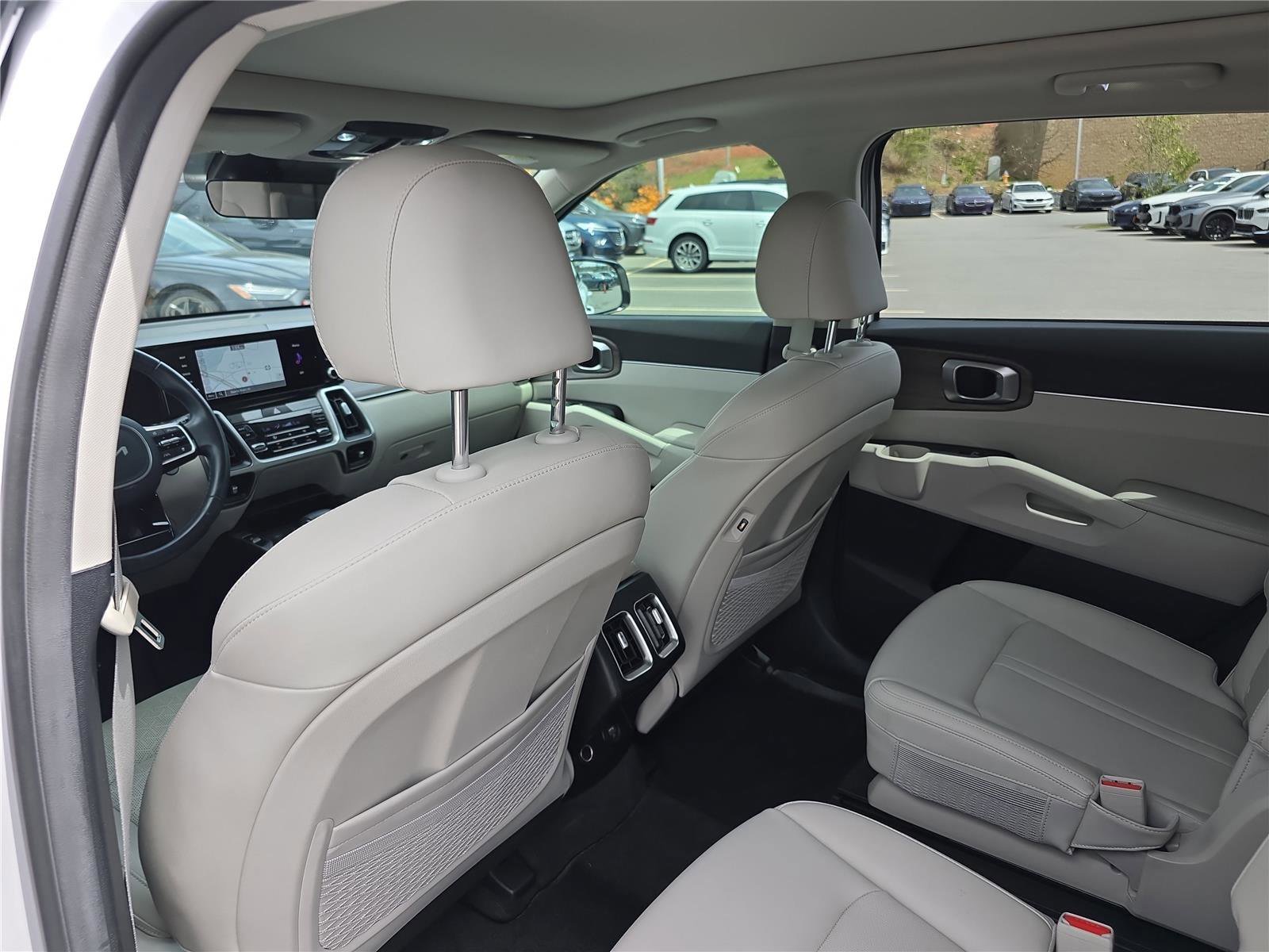 Used 2022 Kia Sorento EX w/ Panoramic Sunroof Package image 16