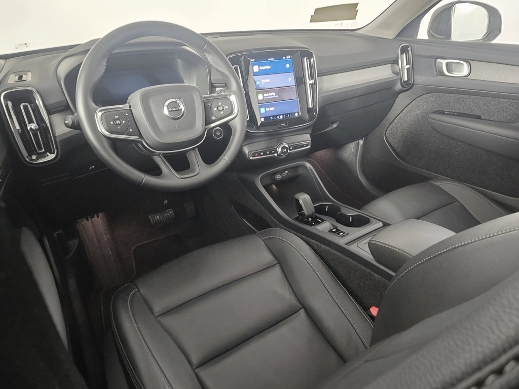 Certified 2025 Volvo XC40 B5 Core image 17