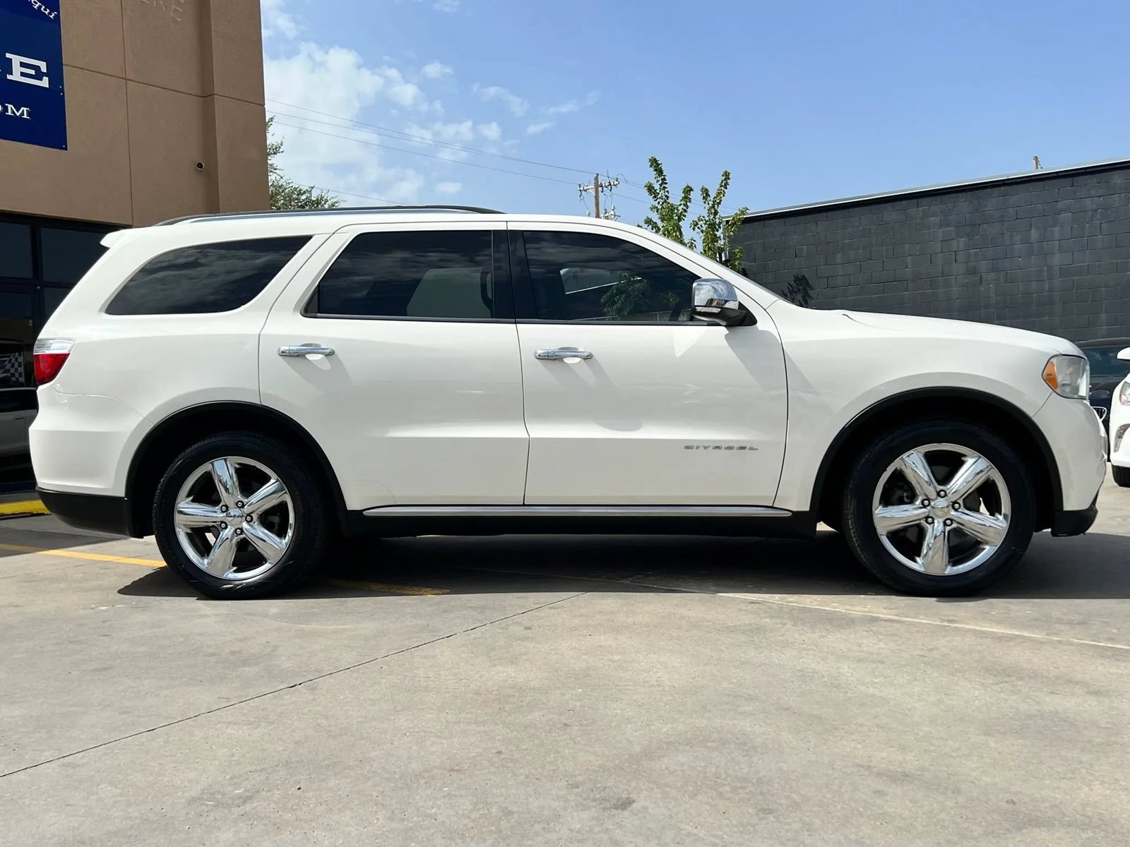 Used 2011 Dodge Durango Citadel w/ Trailer Tow Group IV AWD/4WD image 2