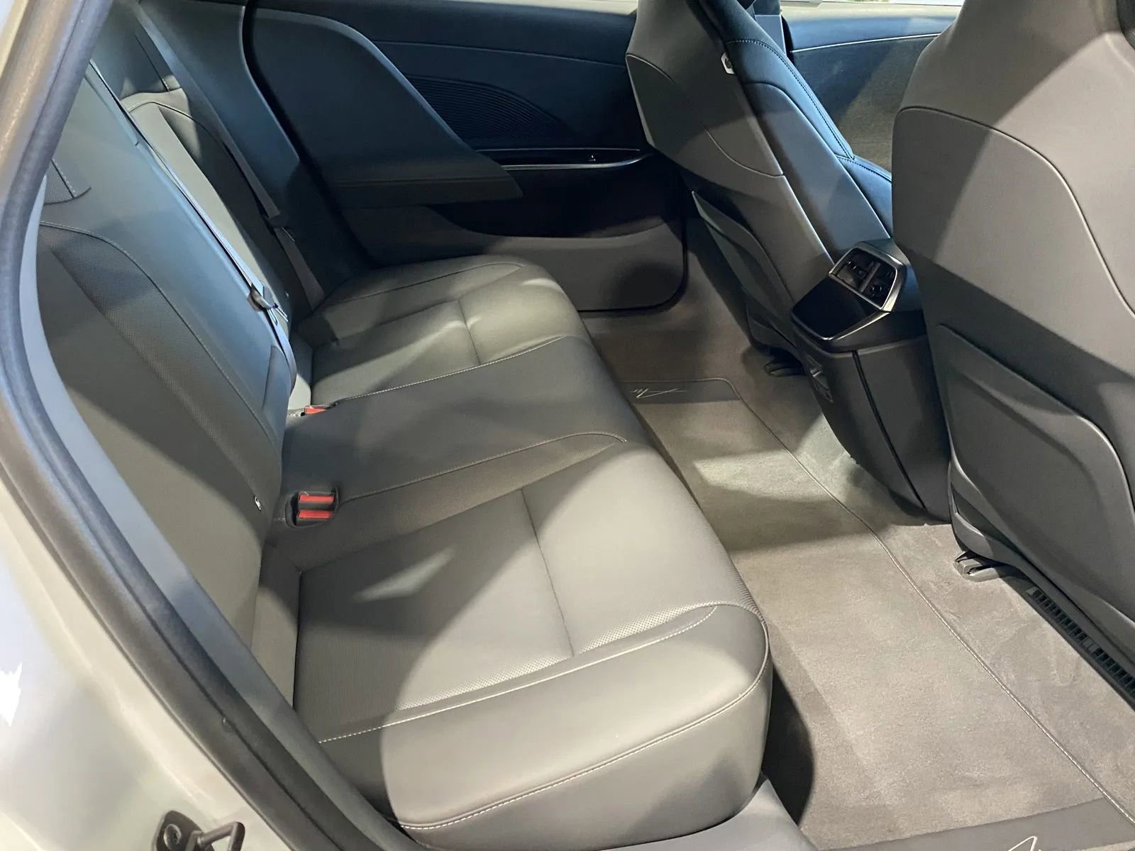 Used 2024 Lucid Air Touring image 7