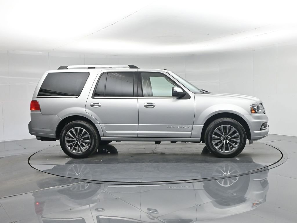 Used 2017 Lincoln Navigator Select RWD image 10
