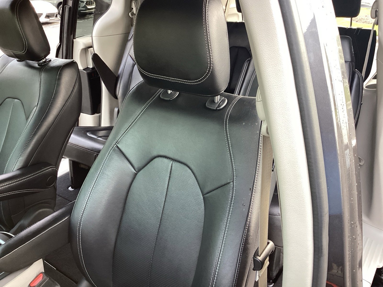 Used 2022 Chrysler Pacifica Touring-L image 11