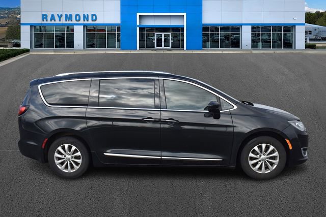 Used 2018 Chrysler Pacifica Touring-L Plus image 2