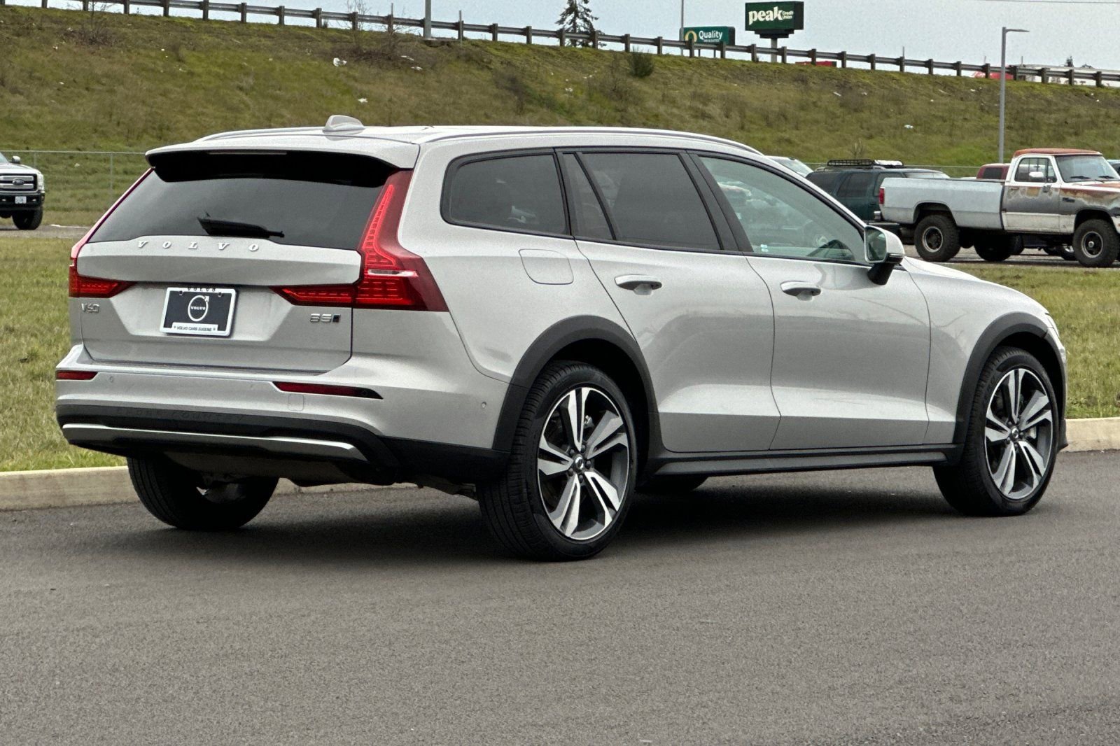 Used 2025 Volvo V60 B5 Cross Country Plus image 3