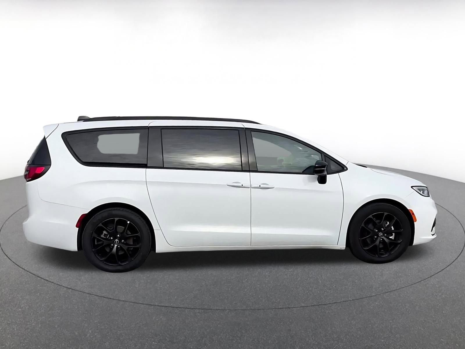 Used 2025 Chrysler Pacifica Limited image 16