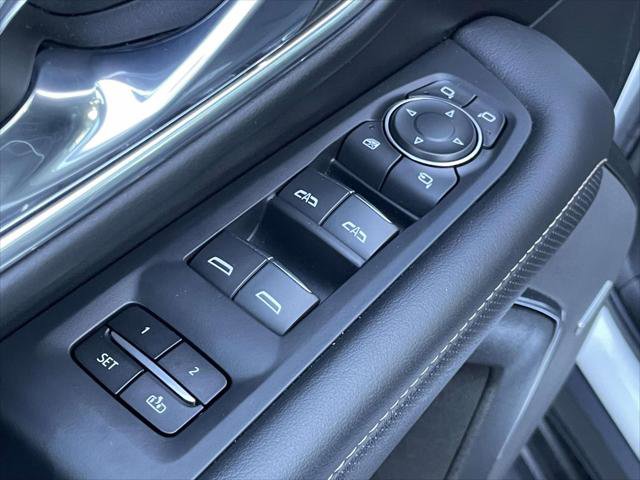 Used 2023 Chevrolet Suburban Premier w/ Advanced Technology Package image 17