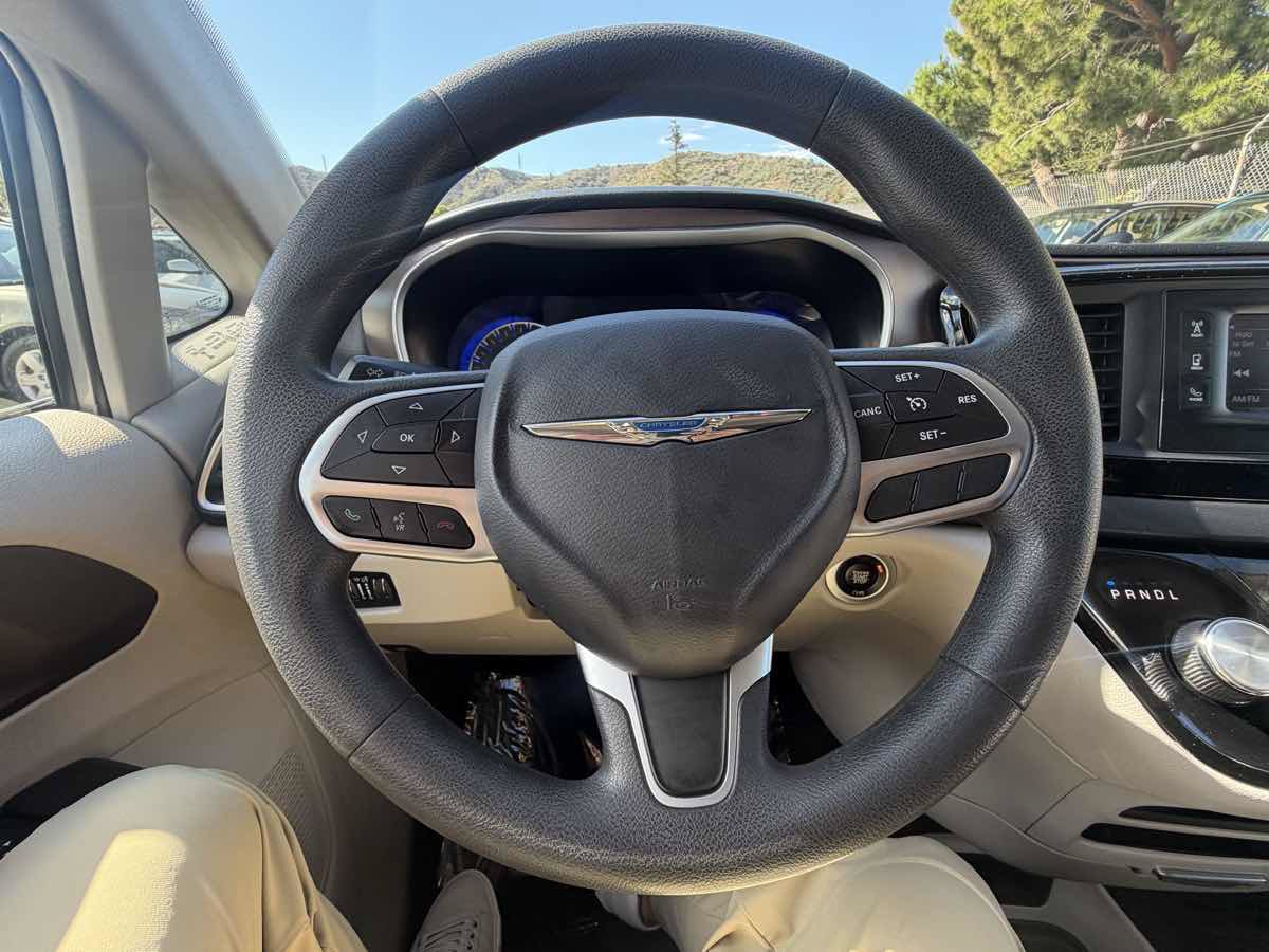 Used 2017 Chrysler Pacifica LX FWD image 11