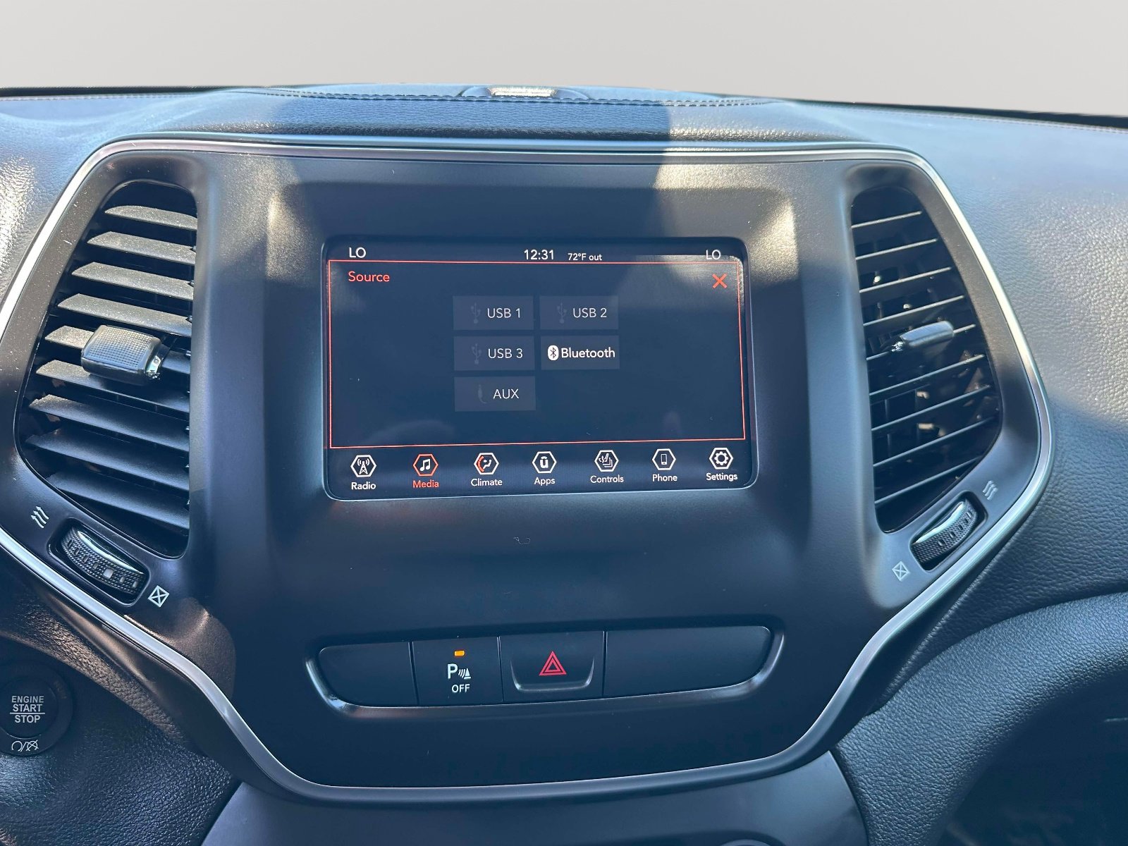 Used 2020 Jeep Cherokee Latitude Plus AWD/4WD image 9