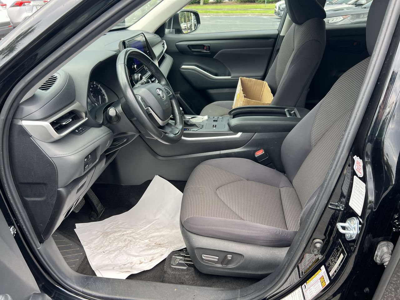 Used 2024 Toyota Highlander LE FWD image 16