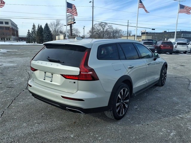 Used 2021 Volvo V60 T5 Cross Country image 5