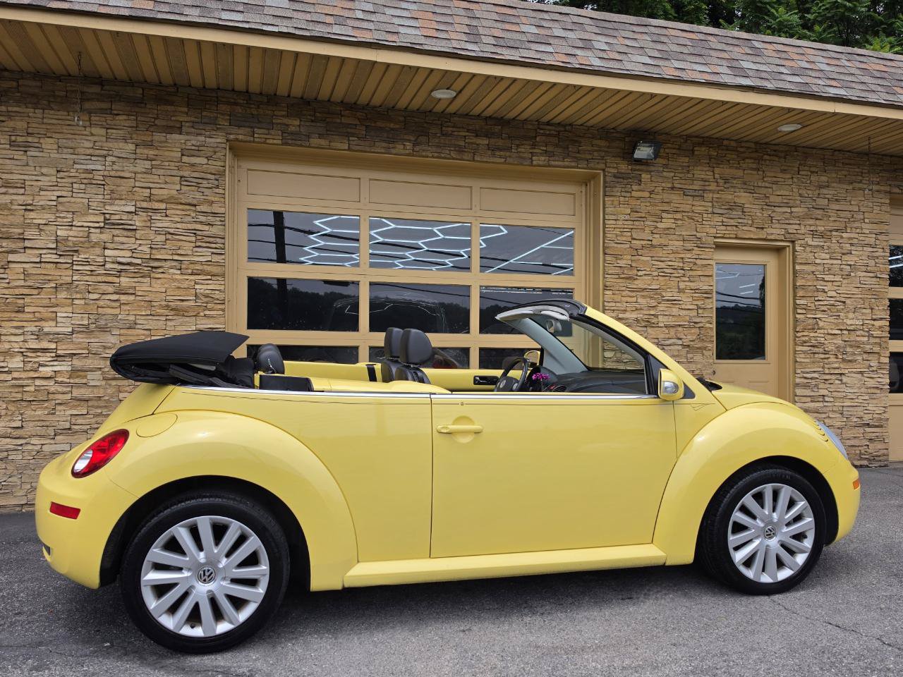 Used 2008 Volkswagen Beetle SE FWD image 24