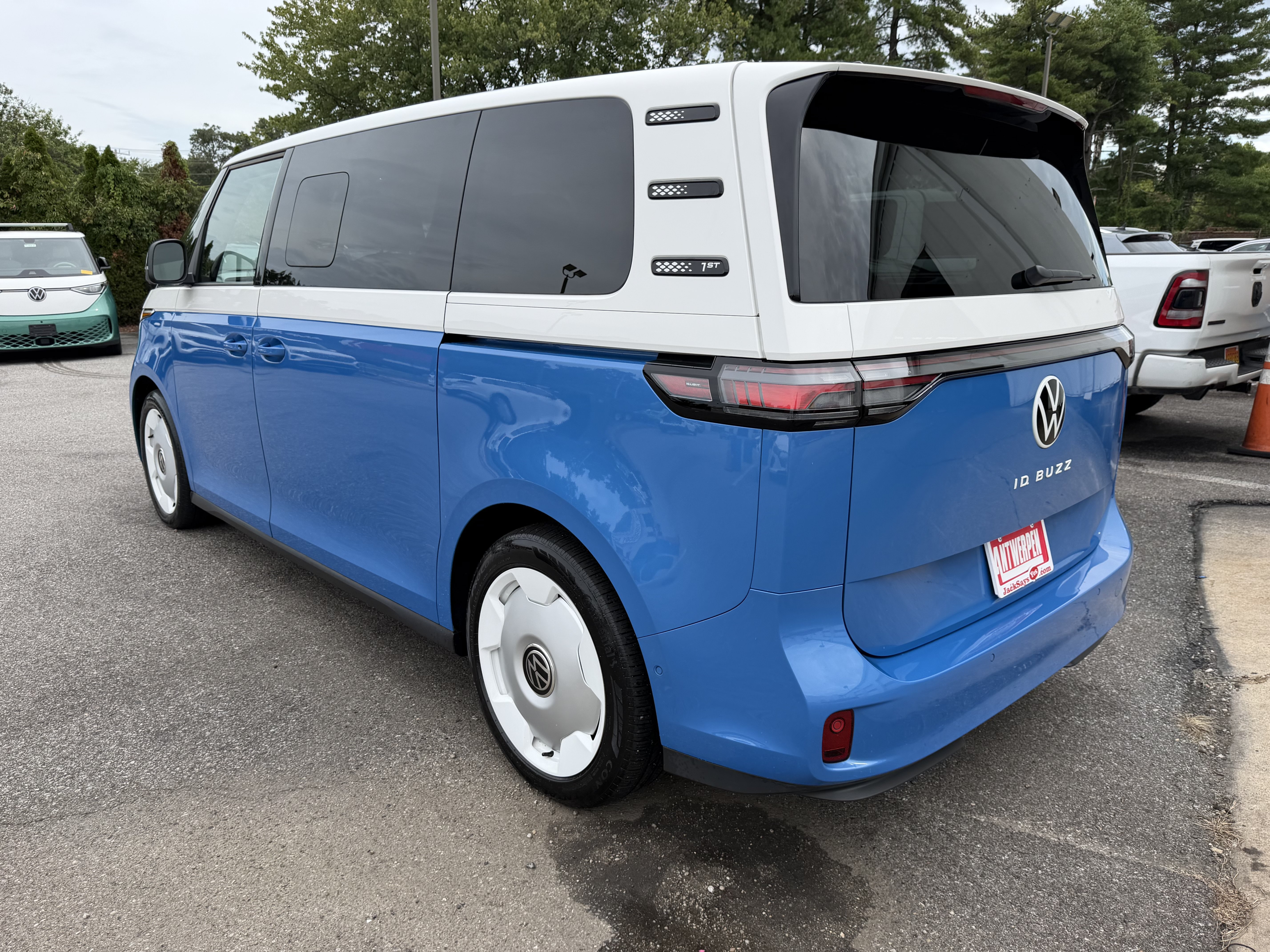 Used 2025 Volkswagen ID. Buzz 1st Edition RWD image 50