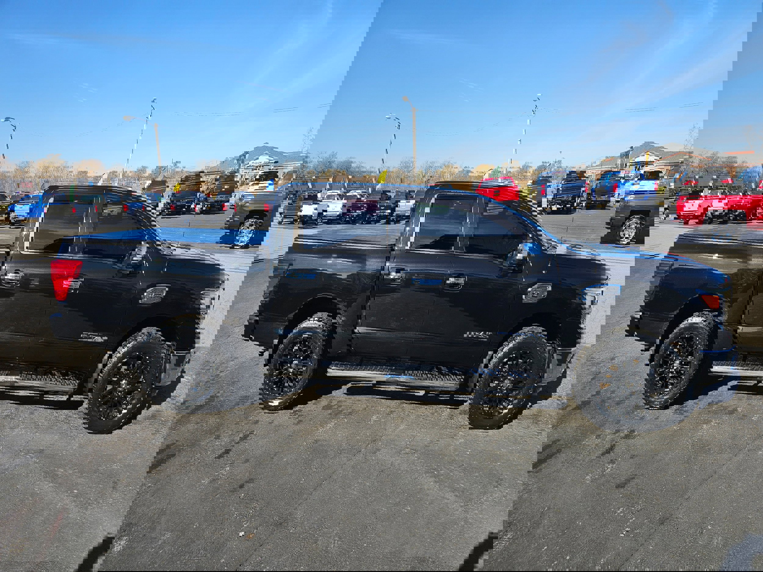 Used 2017 Nissan Titan SL image 4