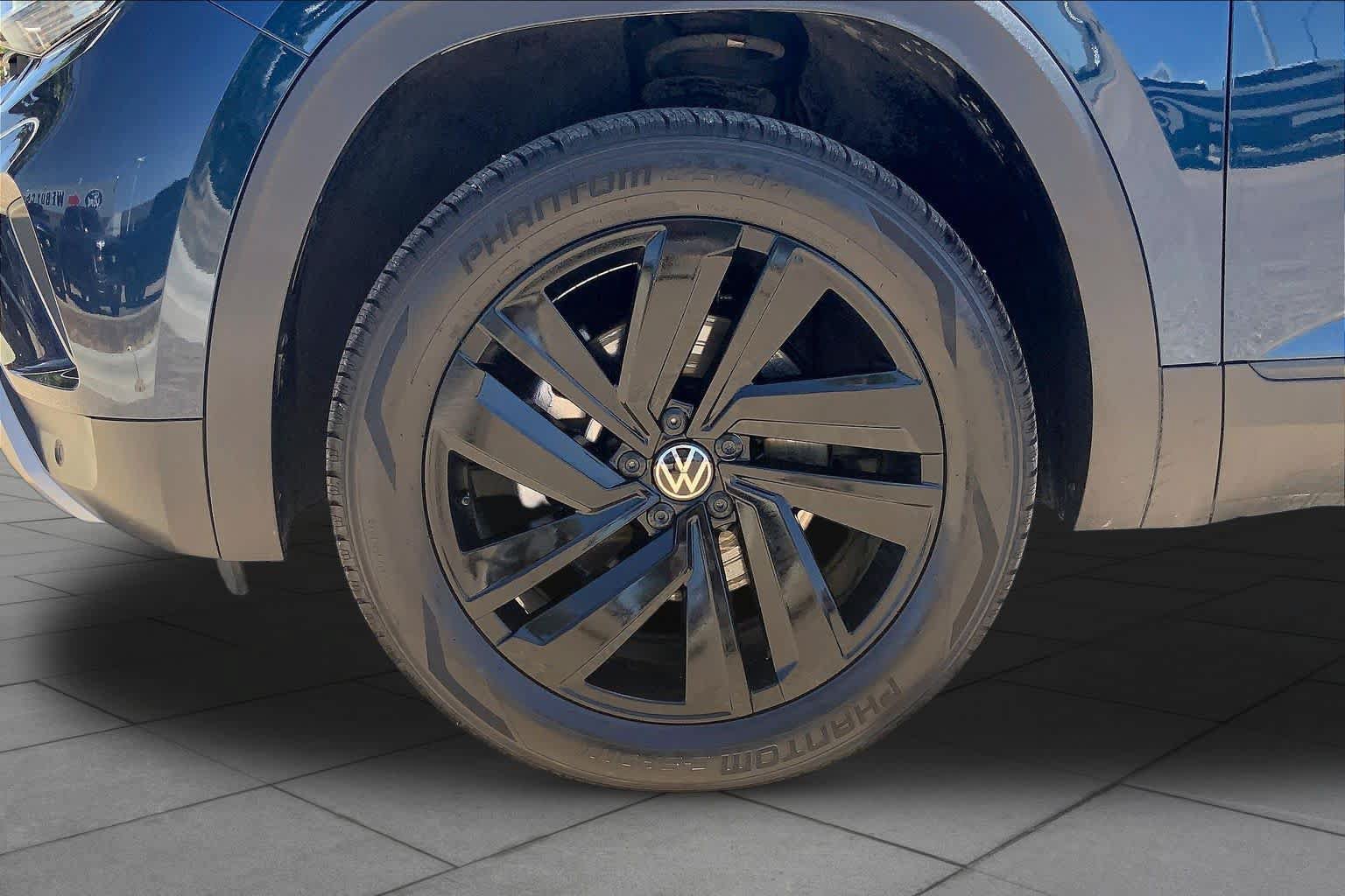 Used 2023 Volkswagen Atlas Cross Sport SE w/ Panoramic Sunroof Package FWD image 11