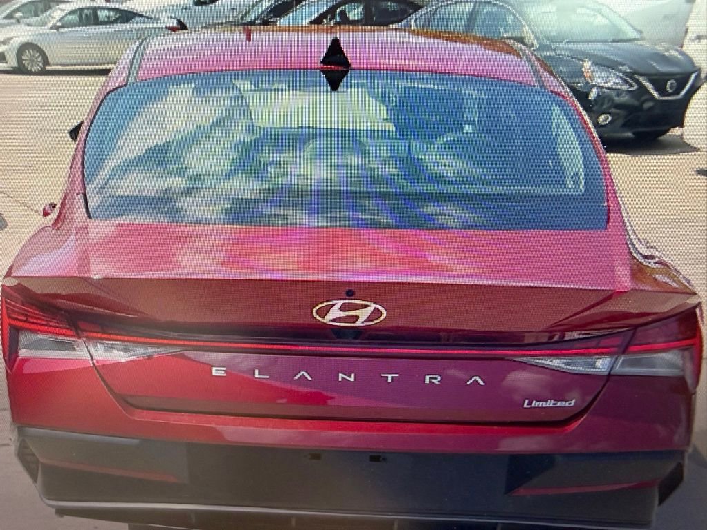 Used 2025 Hyundai Elantra Limited image 2