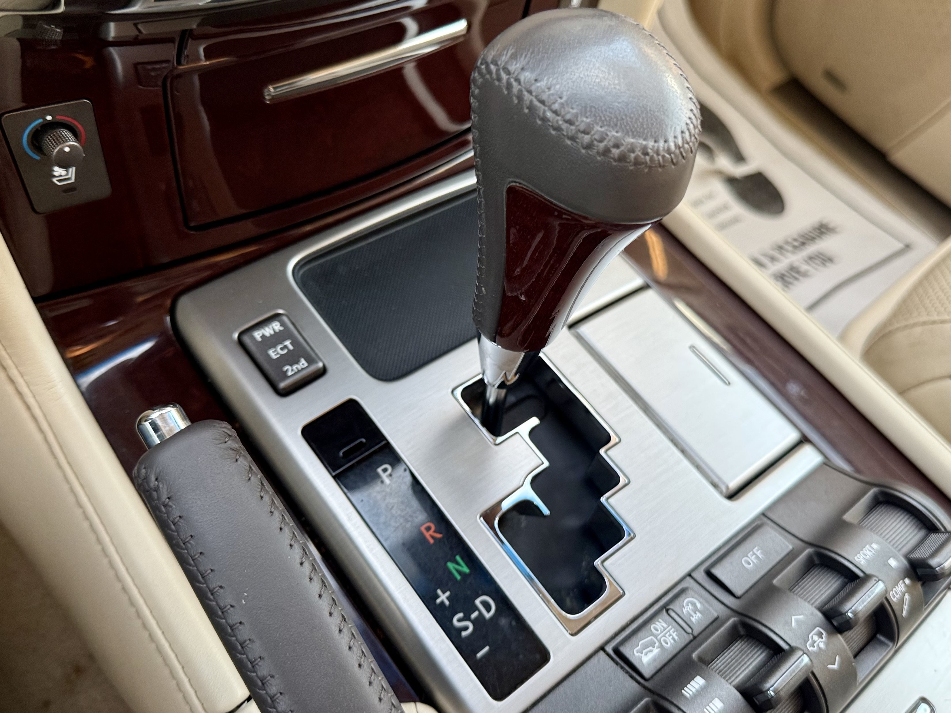 Used 2013 Lexus LX 570 4WD w/ Luxury Pkg image 39