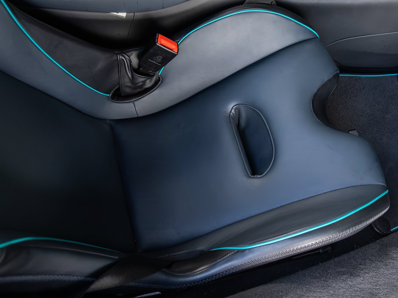 Used 2025 McLaren Artura Spider RWD image 40