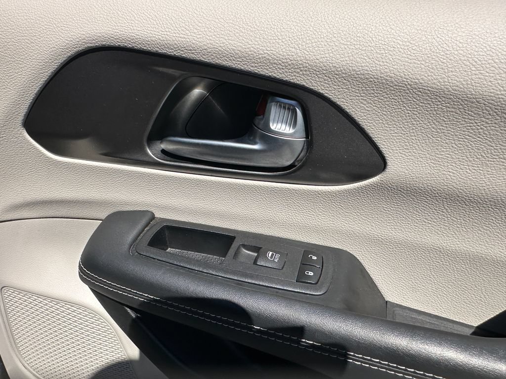 Used 2023 Chrysler Pacifica Touring-L FWD image 13