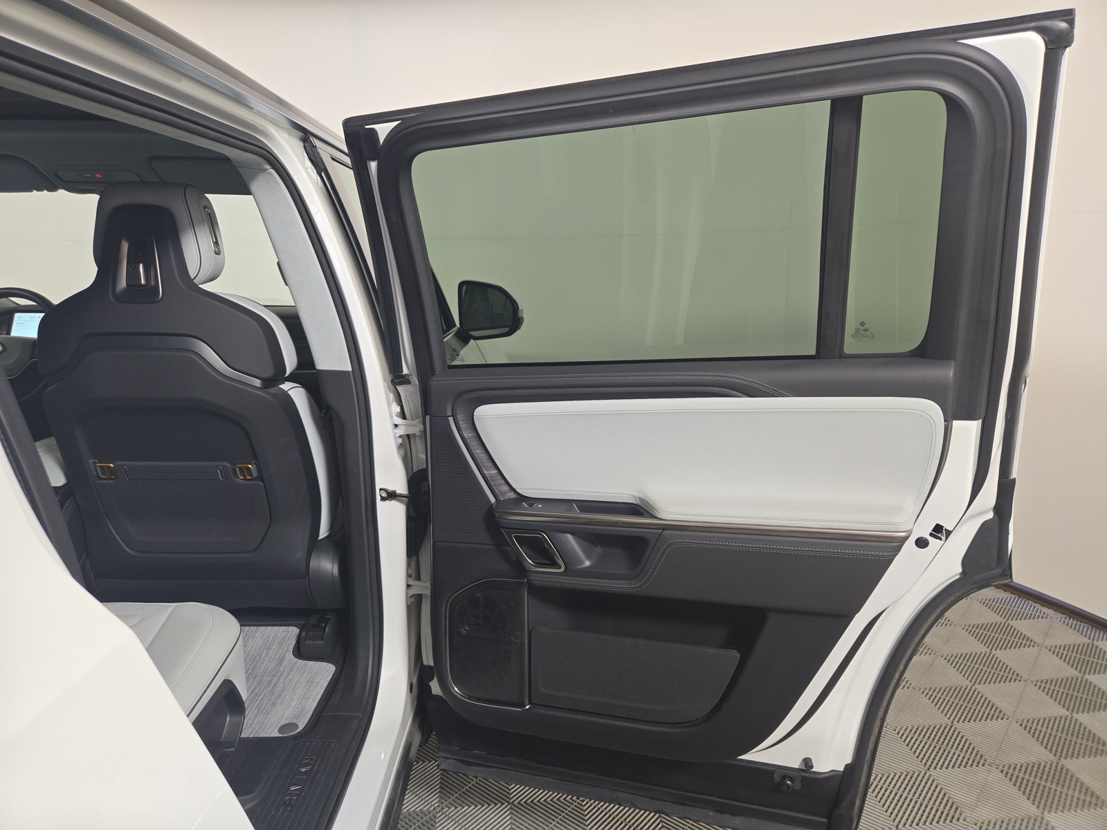 Used 2023 Rivian R1S Adventure AWD/4WD image 53