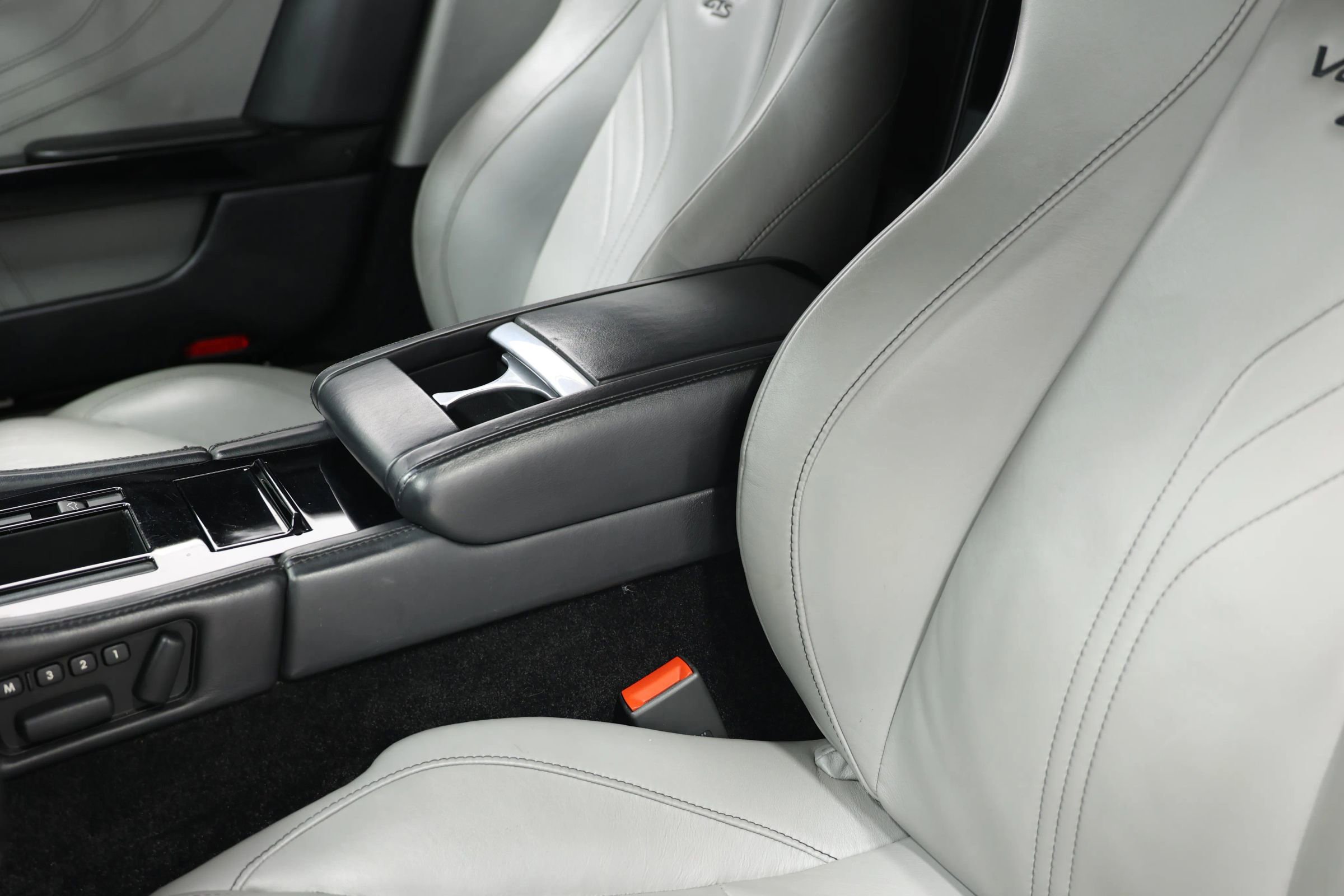 Used 2016 Aston Martin V8 Vantage S image 16